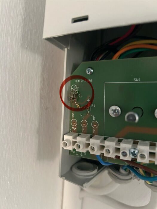 Trasig regulator i frånluftssystem med markerad komponent på kretskort, inklusive kablar och anslutningar.