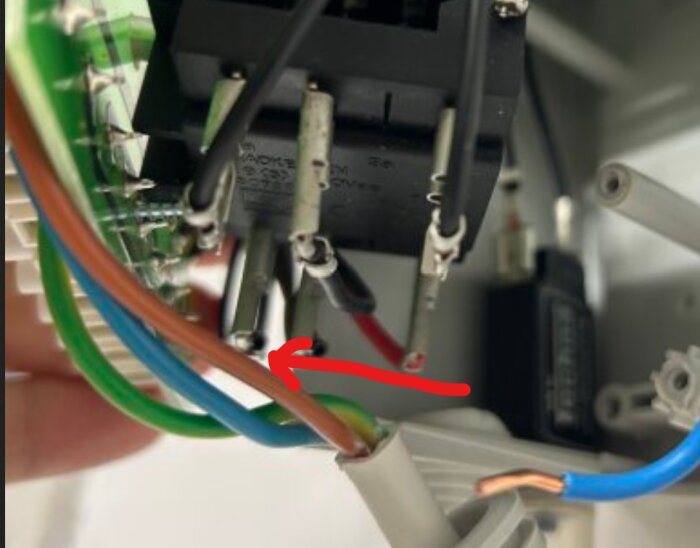 Närbild på elektriska anslutningar med kablar och en röd inringning som pekar mot glimlampor, enligt inlägget anslutna med seriemotstånd.