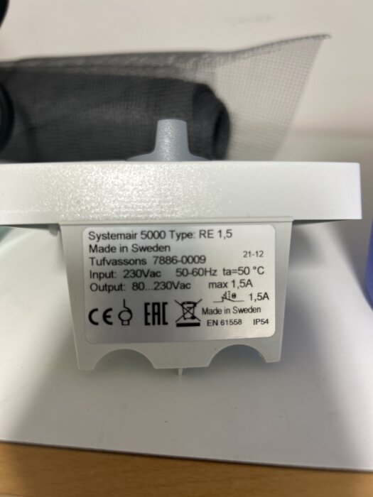 En transformator märkt Systemair 5000 från Tufvassons, med teknisk specifikation: 230Vac input, 80-230Vac output, max 1,5A.