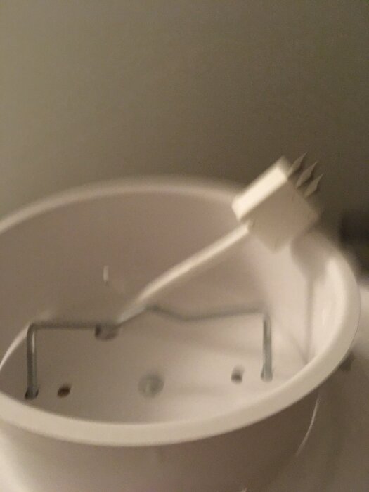 Vit taklampa del med krok och elkontakt, problem med att kroken är för kort och metallringen för bred enligt inlägget.