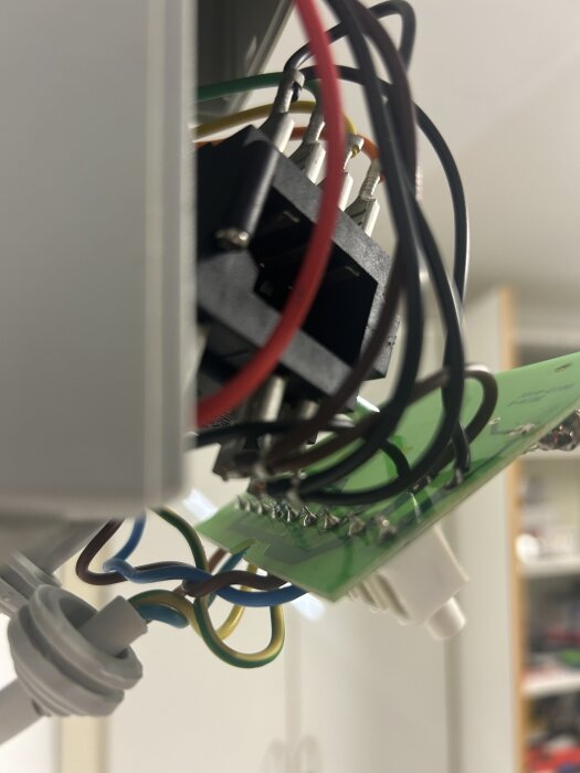 Elektronisk krets med flera trådar och kopplingar närbild.