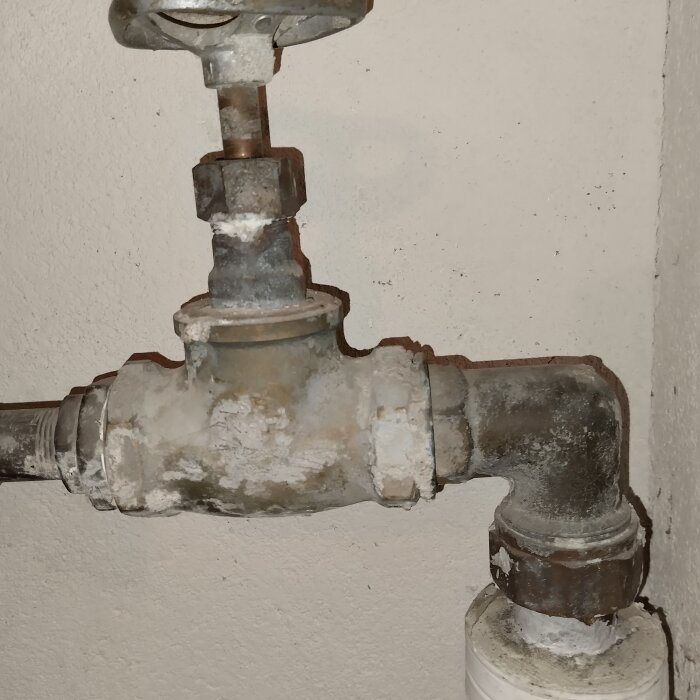 Gammal avstängningskran för inkommande vatten med rost och gammalt rörsystem som ska bytas ut inför byte av vattenmätare.