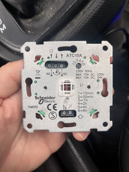 Timerbrytare från Schneider Electric med anslutningar markerade N, P, C, NO och tidsinställningar för 1-8 timmar. Modell: Exxact WDE002473.