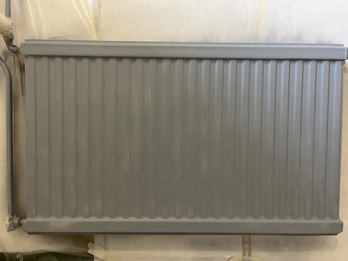 Gråmålat element utan genomslag, ny applicering av färg.