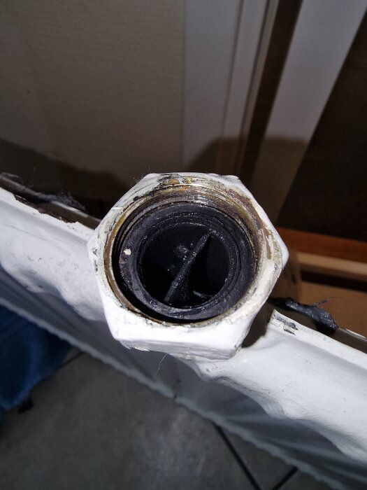 Radiatoranslutning utan packning sedd ovanifrån, visar insidan av kopplingen i samband med renovering.