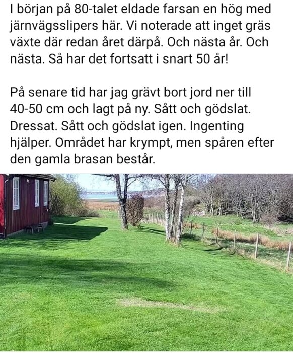 Gräsmatta och rödfärgat hus med mark där gräset inte växer, spår av tidigare brasa syns på vänster sida.