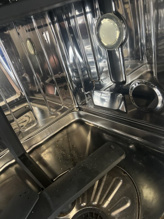 Diskmaskin med kalkavlagringar vid lampan och botten, eventuellt läckage visas, relaterat till i20 felkod och diskussion om reklamation.