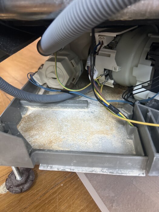 Diskmaskinens insida med synliga rör och kablar, belagd med kalkavlagringar som kan orsaka i20-felkod.