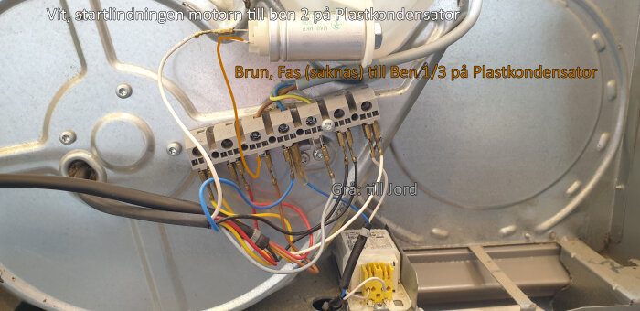 Kopplingsschema för fläktmotor och plastkondensator i köksfläkt visar anslutningar med färgkodade kablar: vit, brun och grå samt saknad fasledning.