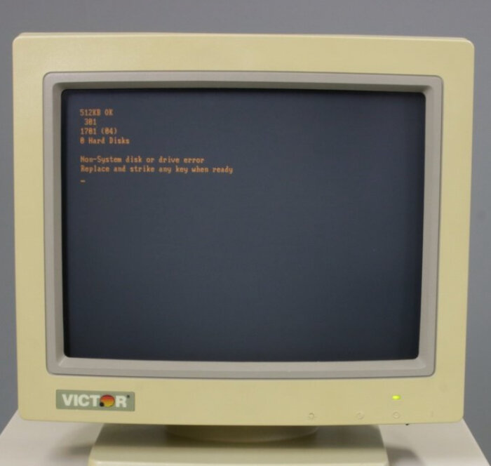 Katodstrålerörsmonitor med felmeddelande om "Non-System disk or drive error" på skärmen.