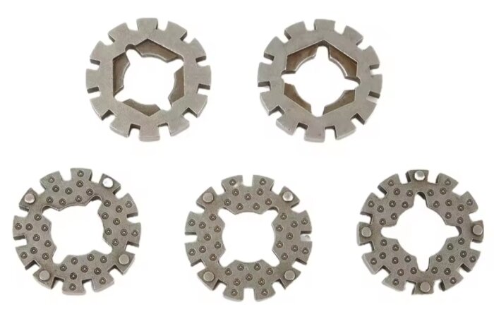 Adaptrar med 6kantiga hål, två upptill och tre nedtill, som inte passar ett FEIN FSN400E verktyg på grund av mindre hålstorlek.