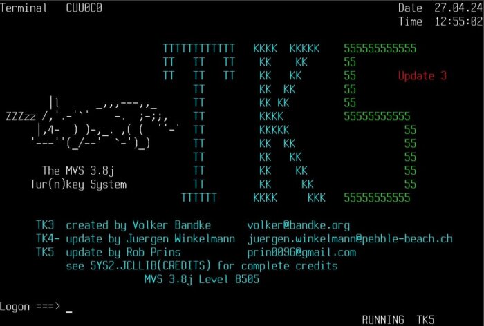 Terminalskärm visar ASCII-konst av sovande ko och "TK5" samt information om The MVS 3.8j Turnkey System med uppdateringar och kontaktinformation.