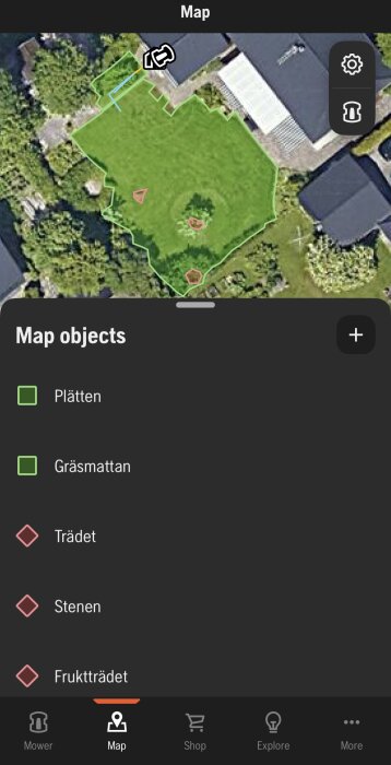 Karta över en gräsmatta med markerade områden i grönt och rött, inklusive “stay-out zones” runt träd för robotgräsklippare.