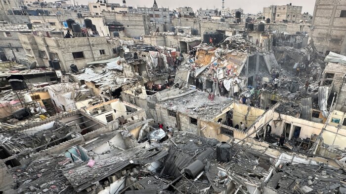 Förstörd stadsmiljö i Gaza med sönderfallna byggnader och ruiner, inget gräs synligt.