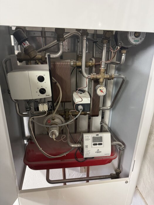 Värmepanna med rörledningar och reglermätare, tillverkad av Cetetherm - Alfa Laval, cirka 15 år gammal.