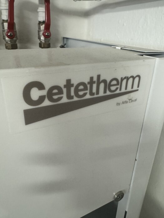 Cetetherm värmeväxlarpanel med Alfa Laval-märke, visas med rörkopplingar ovanför.