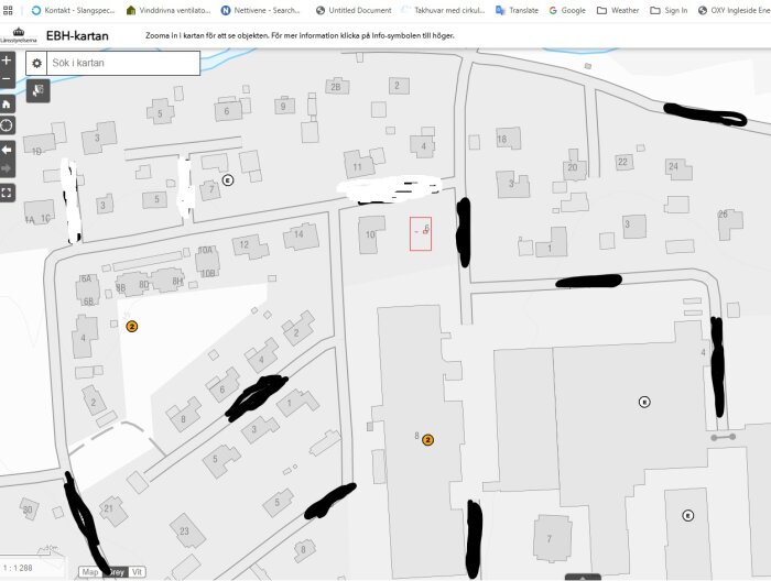 Karta över ett område med villor och en markerad röd ruta där ett bygge planeras, områden är markerade med nummer.