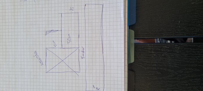 Ritning på papper i rutmönster visar en rektangulär planlösning för trappsteg och grund, med måttangivelser för längd och bredd.