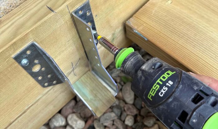 Skruvdragare från Festool monterar metalldetalj på träregel.