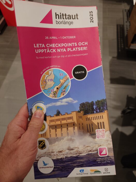 Broschyr för Hittaut Borlänge 2025 med text om checkpoints, datumen 26 april - 1 oktober, karta och sponsorer, samt bild på en damm med forsande vatten.