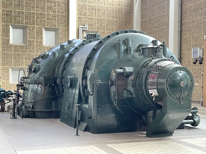 Grön Jungströmsturbin från 1950-talet i Öresundsverket, Malmö, visas som museumsexemplar.