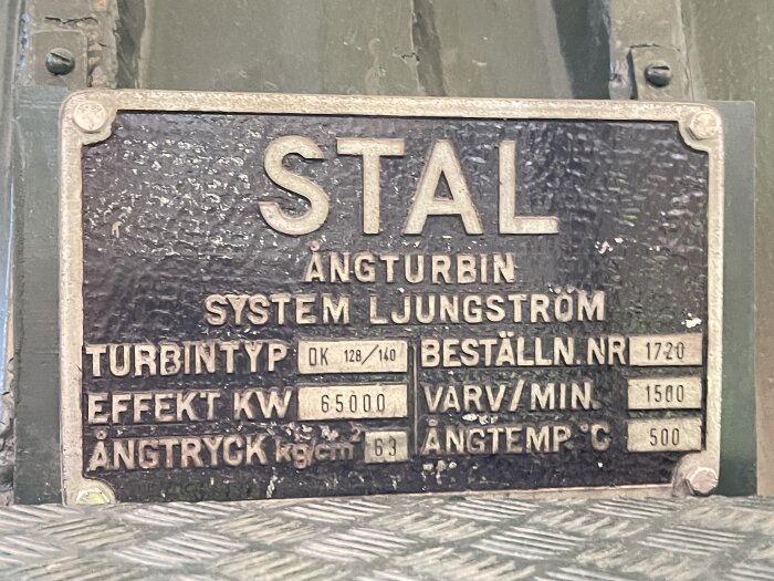 Skylt på gammal Jungström ångturbin med specifikationer: effekt 65 000 kW, varv 1500/min, ångtryck 60 kg/cm², ångtemp 500°C.