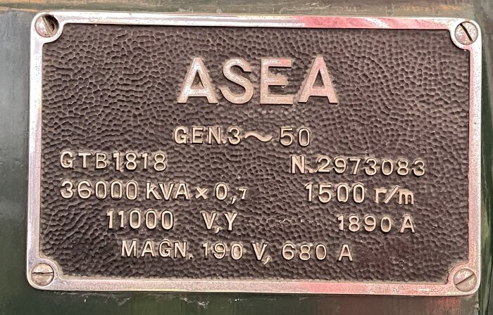 Skylt på en ASEA-generator med specifikationer: GTB1818, 36000 kVA, 11000 V, 1500 r/m, 1890 A, magnetisering 190 V, 680 A.