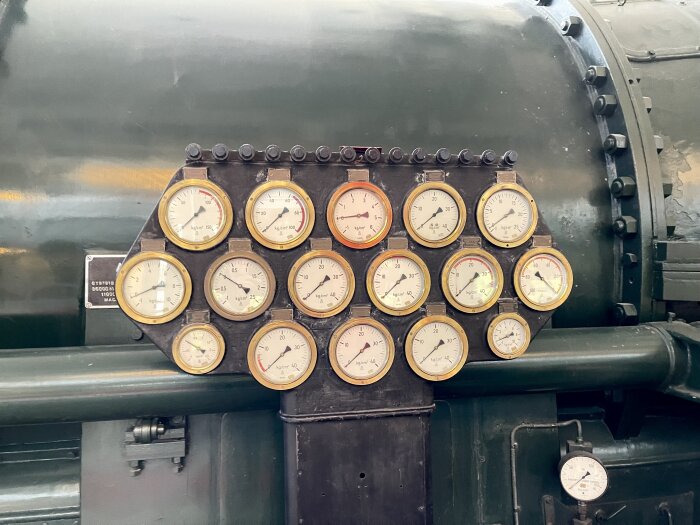 Mätare på gammal turbin från Öresundsverket, med flera tryckmätare monterade på maskinen, en del av ett historiskt kraftverk museum.