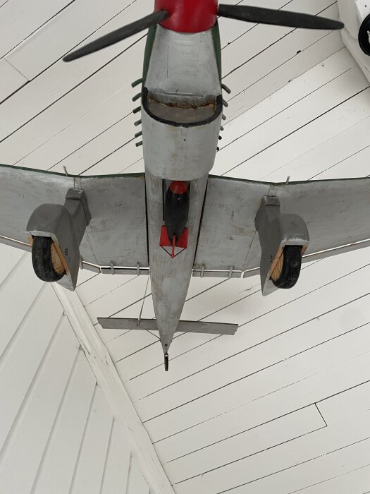 Hängande modell av en Junker JU87 Stuka bombare i ett uterum med vitmålat tak.