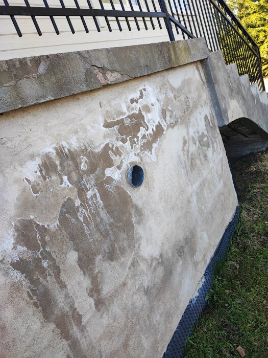 Nära bild av en trappa med sprickor och vit utfällning på murväggen, potentiellt orsakat av salt.