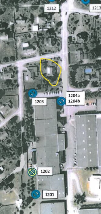 Satellitkarta över industriområde med byggnader markerade, en sektion omringad i gult.