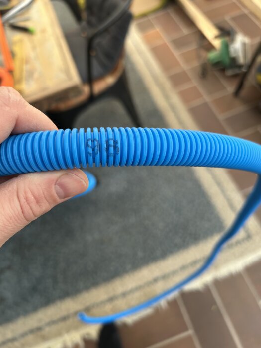 Blå korrugerad PM Flex 20mm slang med tydlig märkning, håller dubbel datakabel, använd i byggprojekt.