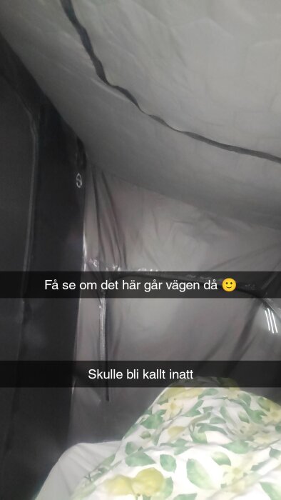 Insidan av ett tält med en filt med grönt bladmotiv. Text: "Få se om det här går vägen då" och "Skulle bli kallt inatt".