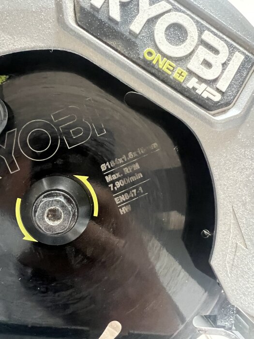 En cirkelsågsklinga från märket Ryobi med specifikationerna Ø184x1,6x16mm och max RPM 7,900/min är delvis synlig.