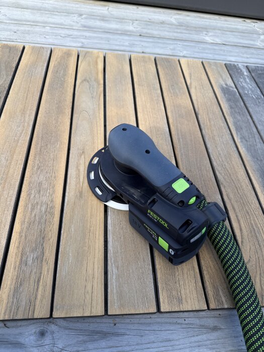 Slipmaskin på trädäck redo att användas för ytbearbetning.