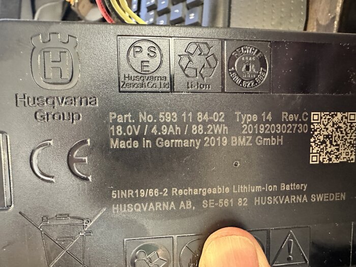 Bild av ett Husqvarna lithium-ion batteri, modellnummer 593 11 84-02, tillverkat i Tyskland 2019 med specifikationerna 18.0V/4.9Ah/88.2Wh.