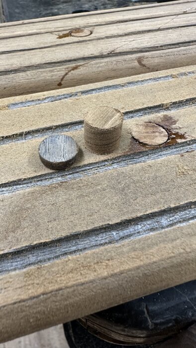 Detaljbild av stege med gamla och nya träpluggar och nygjorda spår, redo för ytbehandling med hårdvaxolja.