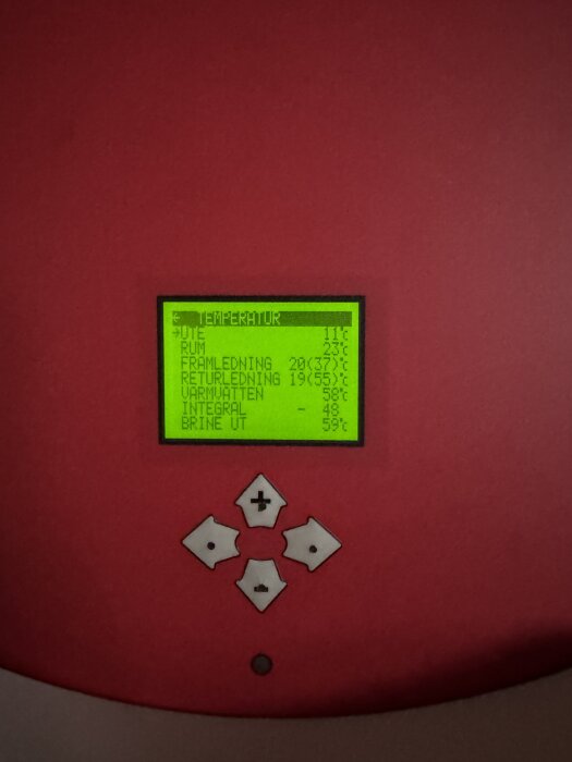 Display på Thermia Diplomat med temperaturinformation, inklusive ute och rum, samt knappar för navigering.