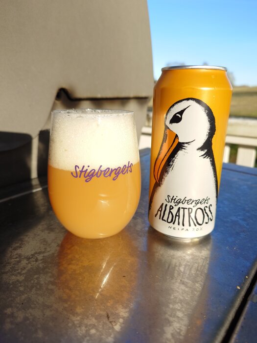 Konservburk och glas med Stigbergets Albatross NEIPA.