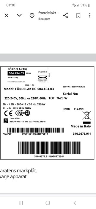 Etikett från Ikea-spishäll med modellnumret FÖRDELAKTIG 504.494.03, anger effekt och spänning, tillverkad i Italien. Inkluderar streckkod.