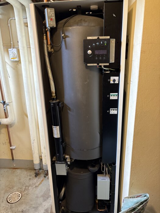 Bergvärmepump IVT Greenline C7 inuti en teknisk skrubb med synliga rör och styrpanel.