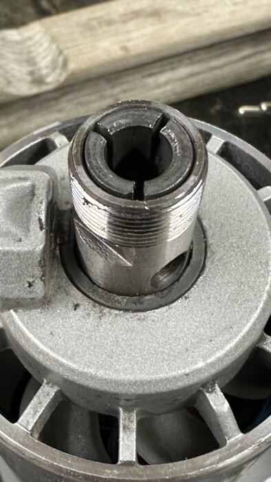 Roterande metalldel på en maskin, närbild. Hylsan är för smal och går inte att spänna i fräsen.