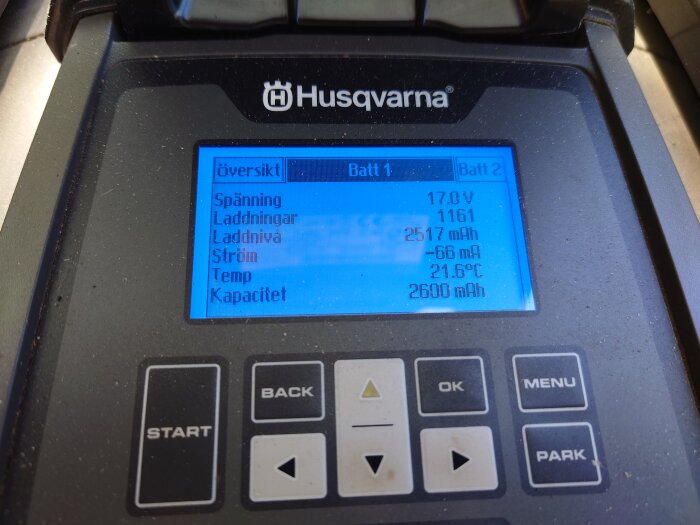 Husqvarnas batteridisplay visar spänning 17.0V, laddcykler 1161, laddnivå 2517 mAh, ström -66 mA, temperatur 21.6°C, kapacitet 2600 mAh.