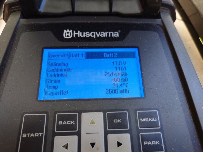 Display på en Husqvarna enhet som visar batteriinformation inklusive spänning, laddningar, laddnivå, ström, temperatur och kapacitet.
