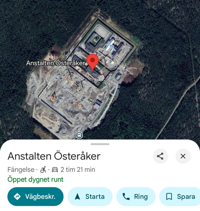 Satellitbild av Anstalten Österåker med markering, text visar "Öppet dygnet runt".