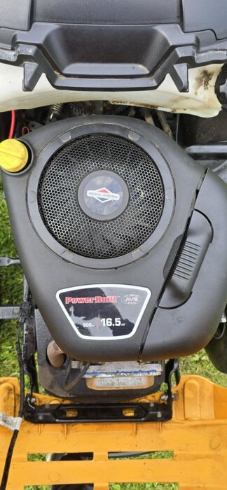 Briggs & Stratton 16.5hk motor i en Stiga Estate Tornado åkgräsklippare, med fokus på motorhöljet och märkningen "PowerBuilt 500cc".
