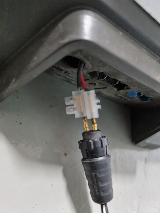 Hemmagjord kabelanslutning med borttagna stift, ansluten via en klämma, i en elektrisk apparat.