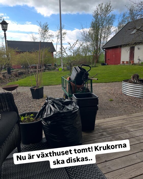 Svart sopsäck och tomma krukor på en altan, med en grönskande trädgård i bakgrunden. Text: "Nu är växthuset tomt! Krukorna ska diskas.