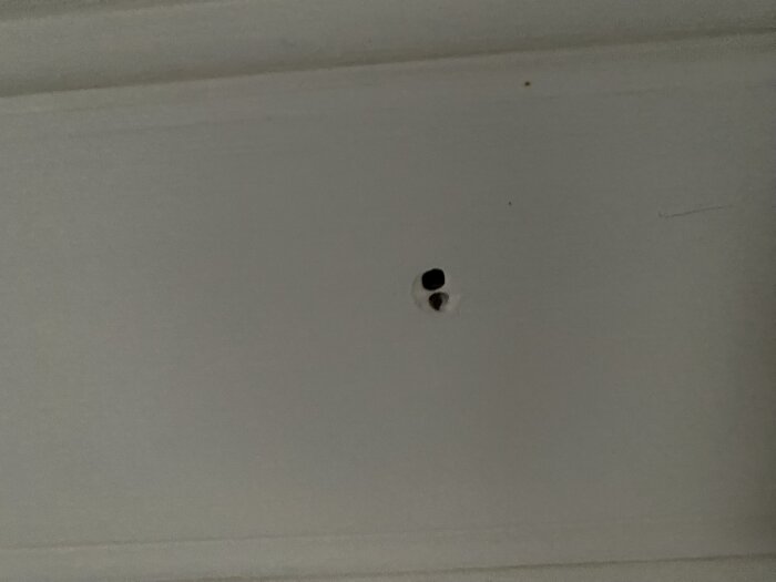 Hål i taket i ett hus byggt 2010, potentiell vattenskada eller nötning.