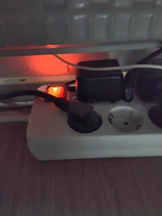 En grendosa med strömbrytare, där en lyser upp rött, och flera kablar är anslutna.